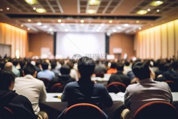 梦见会场人多是什么意思