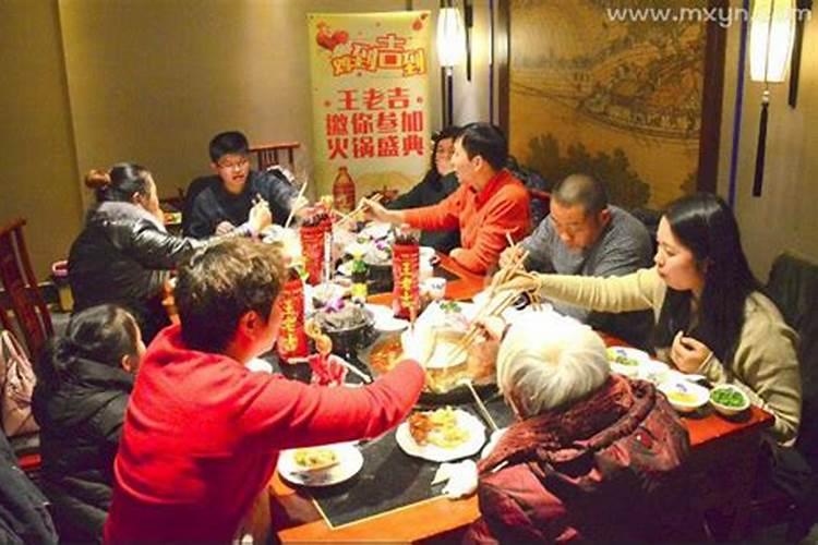 梦见家里人在一起吃饭的预兆
