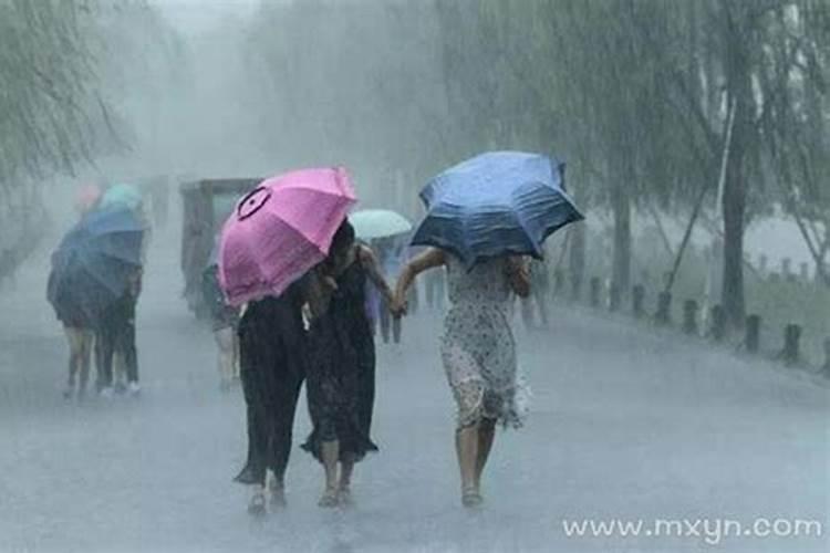 孕妇梦见下雨被淋湿是什么意思
