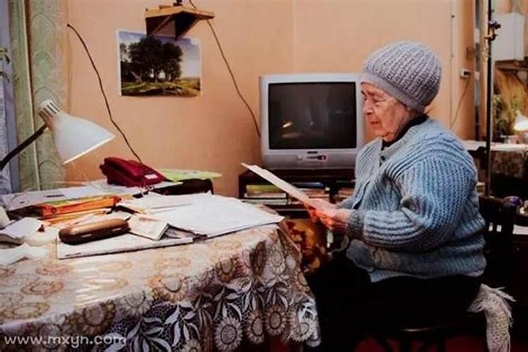 梦见家里已去世的老人死了的预兆