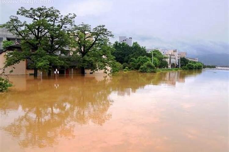 梦见地震和发洪水是什么意思