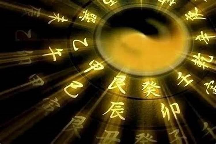 梦见蟒蛇缠人被解救