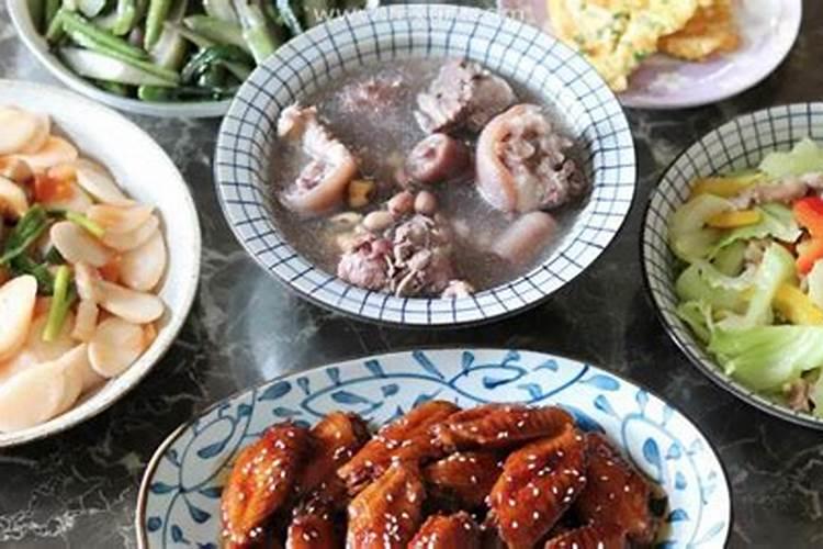 梦见在别人家里与很多人吃饭的预兆