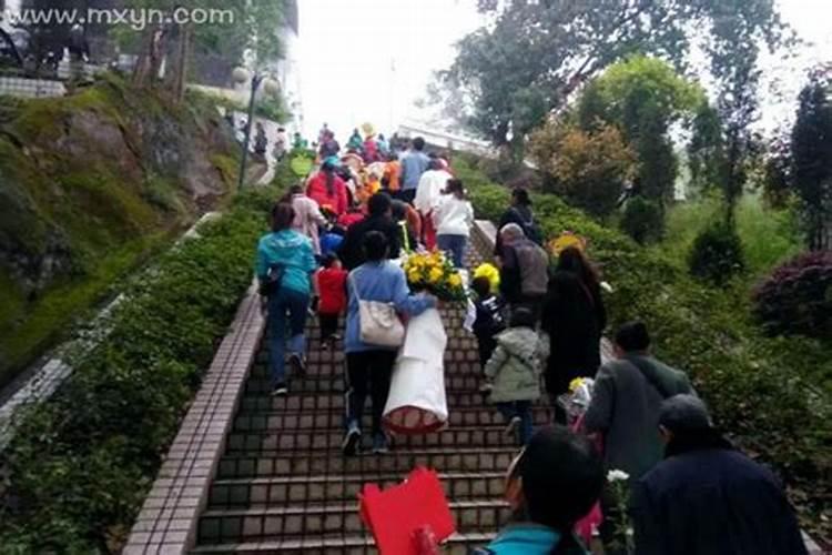梦见去上坟是什么兆头梦见红布条,梦到什么梦会发财
