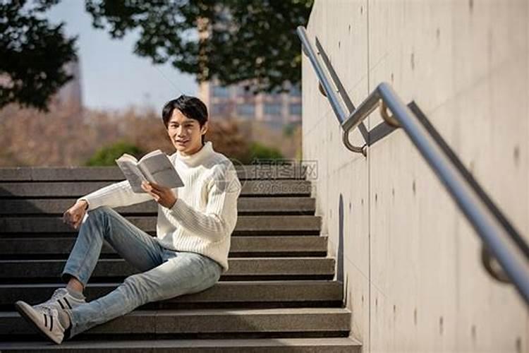 梦见自己回到学校是什么意思？