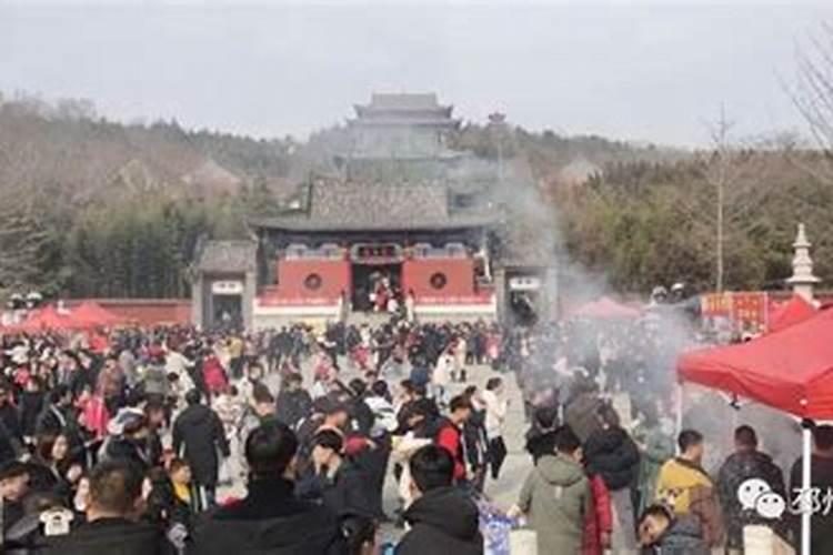 梦见上厕所房顶漏雨把我的淋湿透了怎么回事