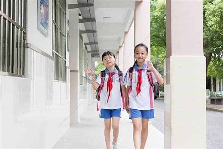 梦见我跟我们班女同学在一起