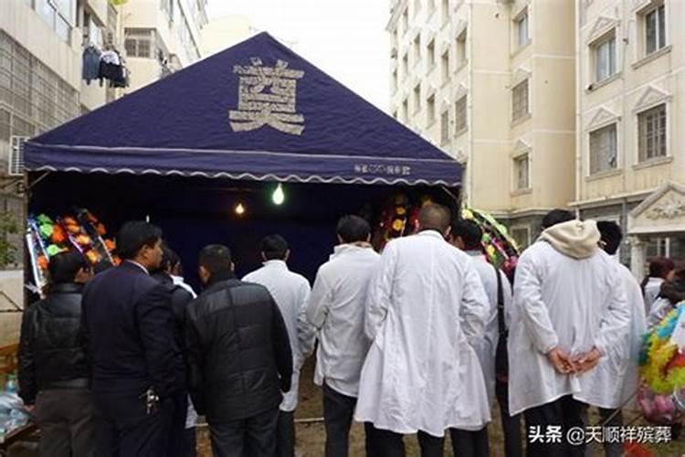 梦见爷爷的尸体停在屋里旁边停放着一个空棺材？