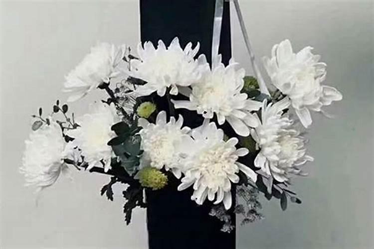 给老人上坟买几朵花(去坟前祭奠老人摆花买什么鲜花)