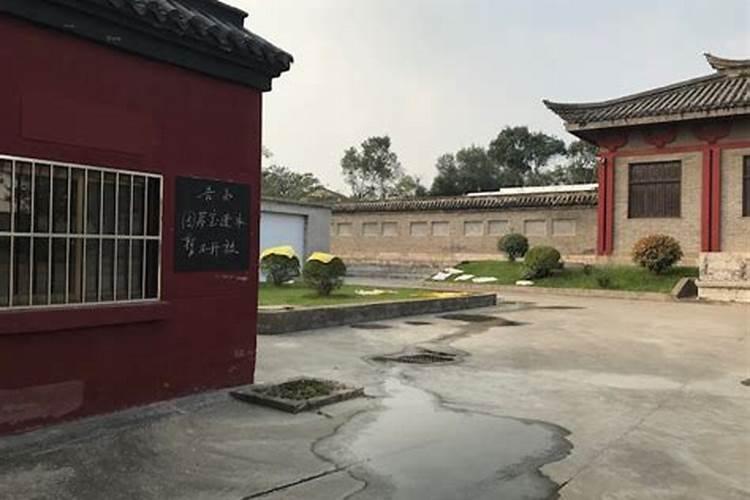 梦见墓地有水是什么意思？
