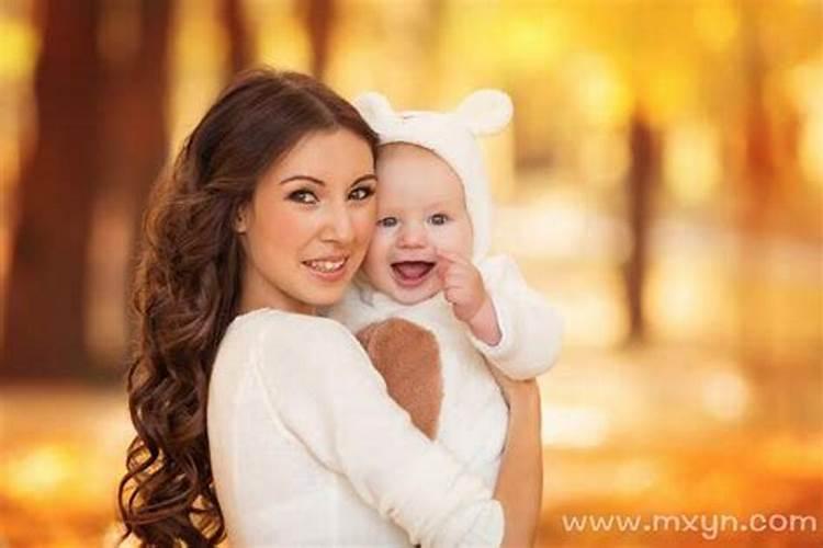 女人梦见自己抱着一个小婴儿