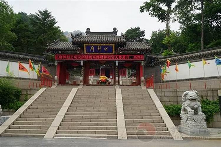 某景区商家喇叭硬核给爬山游客鼓劲,如何看待商家的举动？