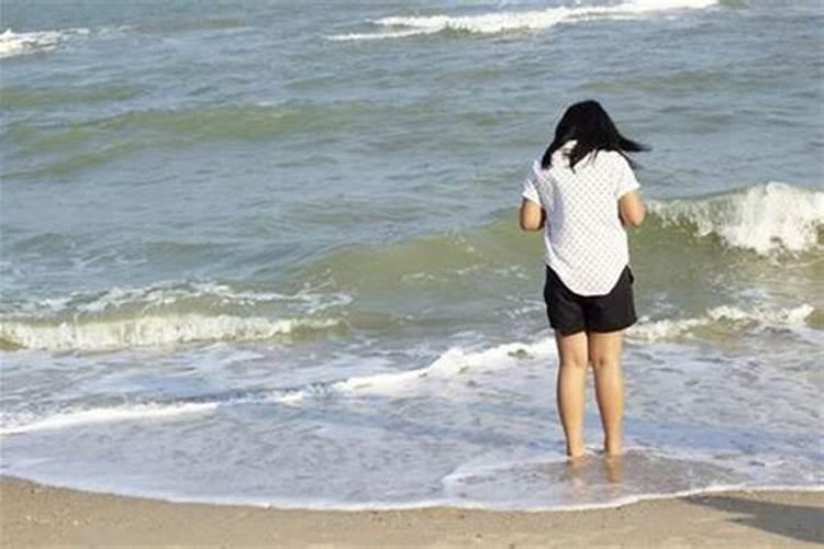 梦见跟妹妹手拉手在水里走
