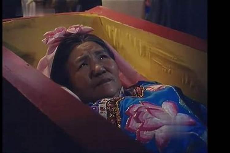 梦见活着的奶奶死去,在办丧事时突然醒了,攻击我