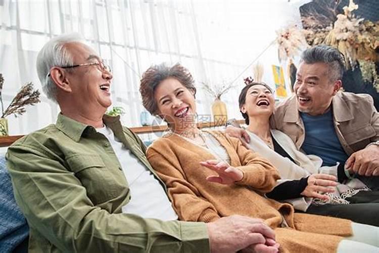 梦见和老人聊天会发生什么？