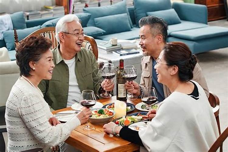 梦到一大群亲戚来家里做客是什么意思？