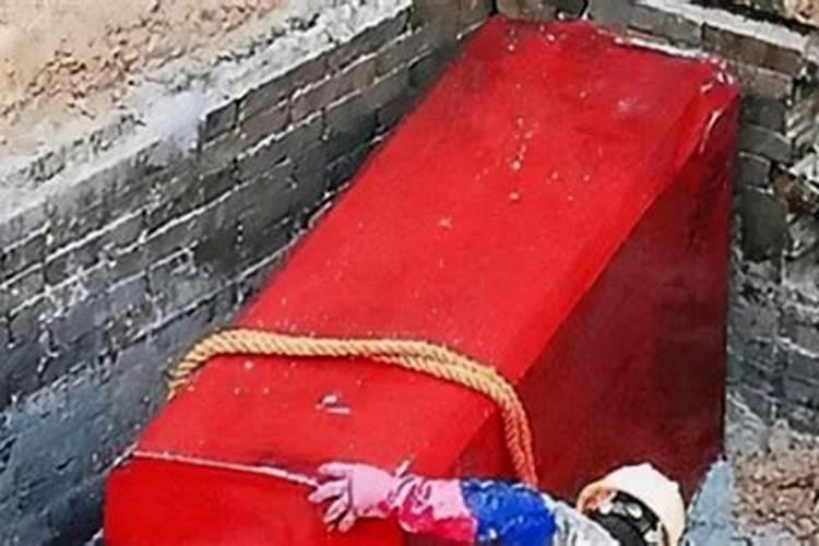 梦见梦亲人死躺棺材中