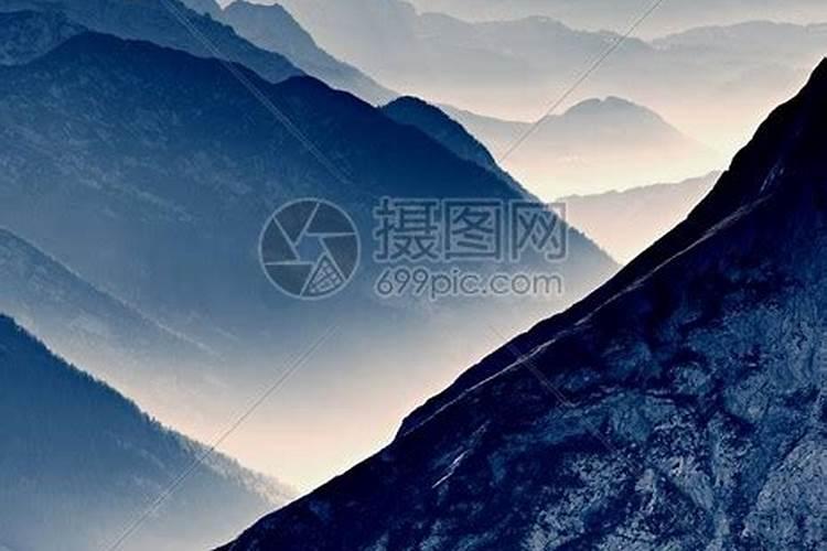 梦见高山耸立在眼前是什么意思 梦见高山耸立在眼前有什么含义