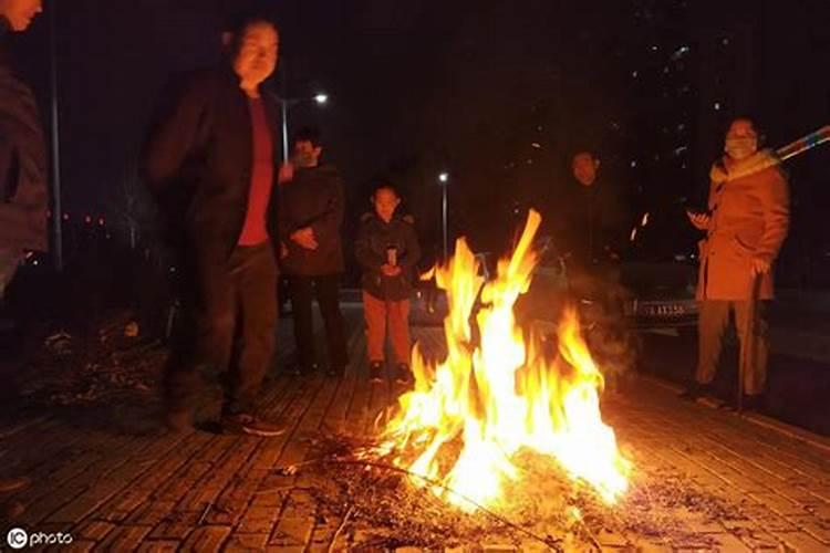 中元节烧包袱能天黑烧讲究 中元节烧包袱能天黑烧吗