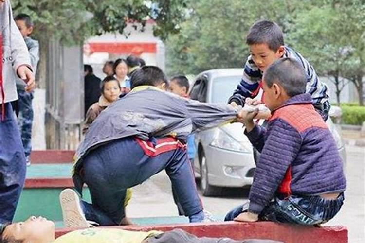 女人梦见自己儿子被别人欺负是啥意思
