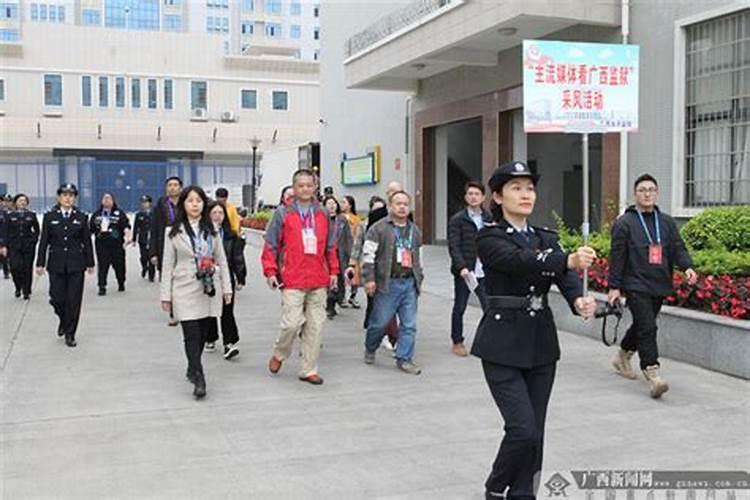 梦见自己穿了一套军装走在最前面？
