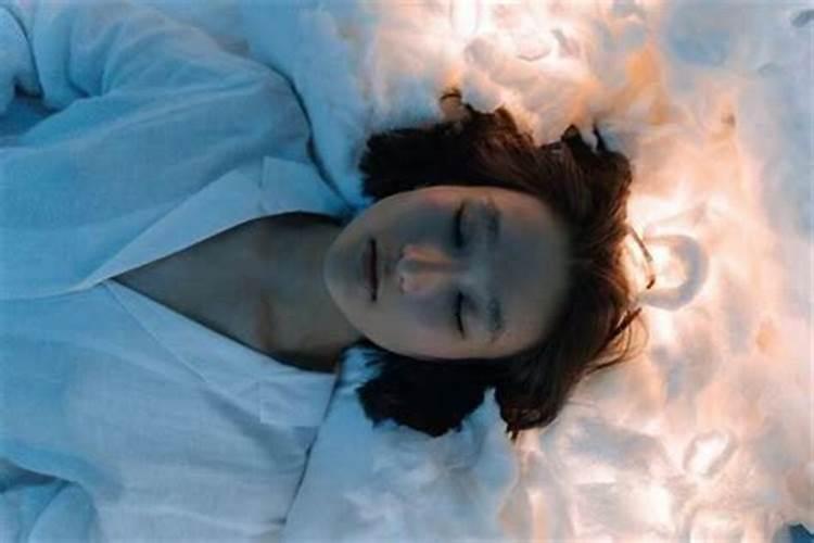 梦见活着的表妹死了是什么意思