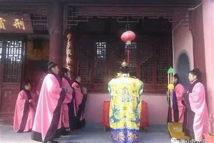 2025年清明节属龙的可以给老坟上土吗