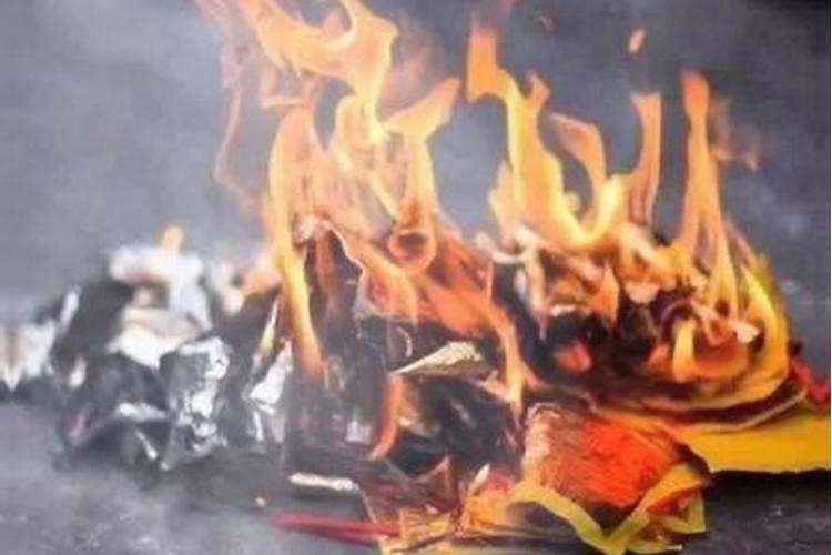 梦见我的邻居死了,然后又变成了僵尸复活后,到处害人!是怎么回事？