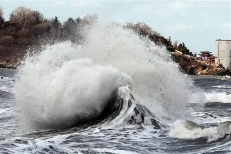 梦到波涛汹涌的大海
