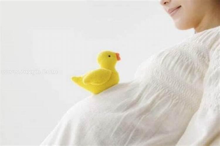 女人梦见自己怀孕快生了见红了,孕妇梦到自己下面见红要生了