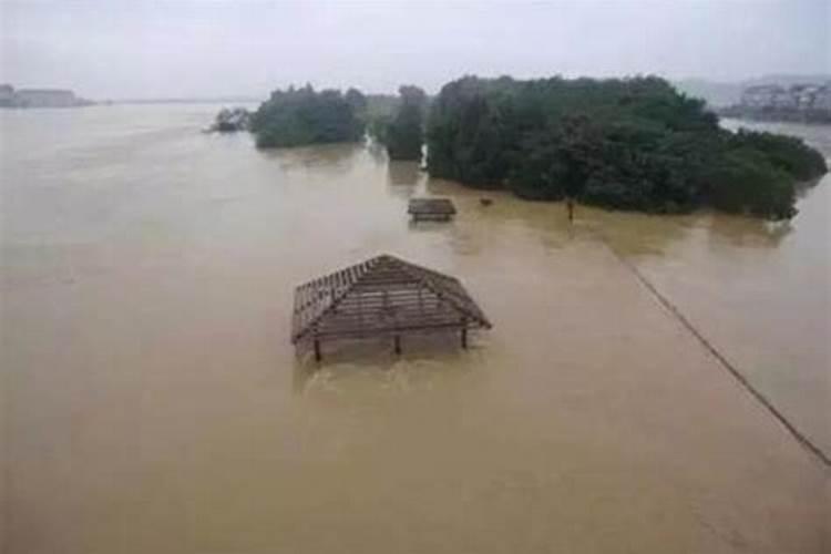 梦见下雨涨水淹房子是什么意思