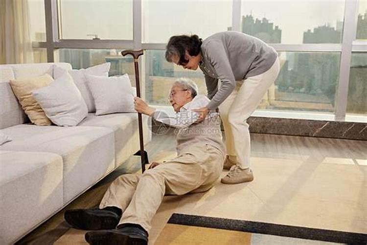 梦见老人摔倒