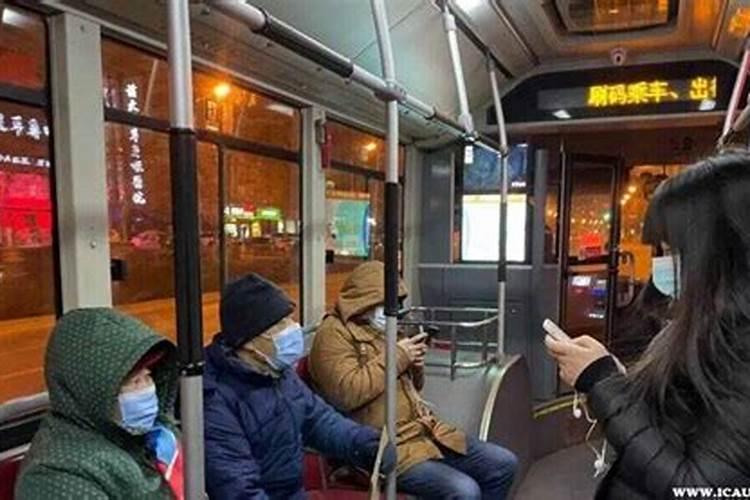 除了冻梨与长寿灯,沈阳过年时还有哪些习俗？