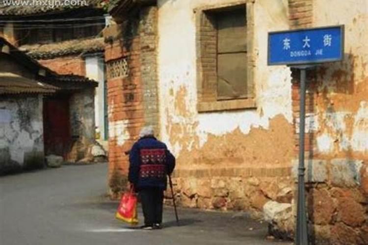 梦见奶奶敲门进来拥抱我的预兆