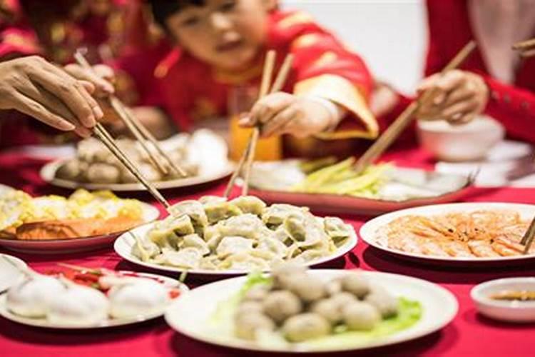 梦见熟人在我自己家里吃饭的预兆