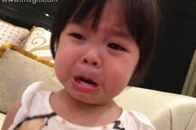 昨晚梦见女儿死了,然后我在她的墓地里一直哭。有什么寓意？