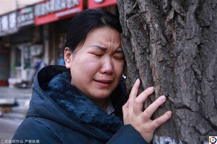 梦见在墓地哭的预兆