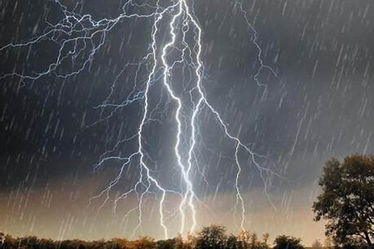 孕妇梦见家里下大雨是什么意思