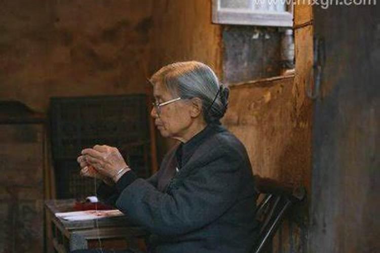 梦见我奶奶死在我家里办丧事的预兆