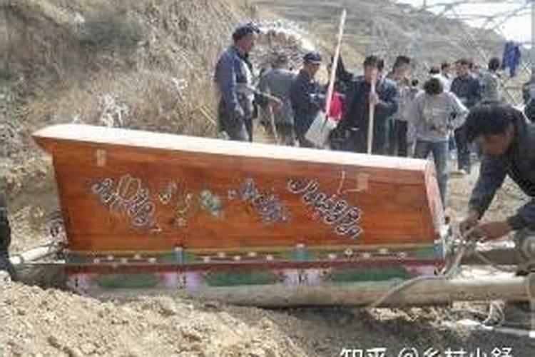 梦见家里死人了棺材抬出去了