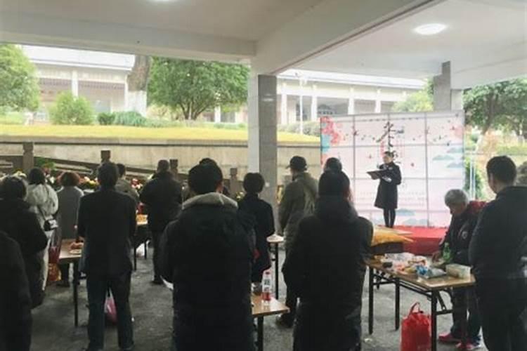 81年属鸡女人一生的命运如何81年生肖鸡女终身荣华富贵？
