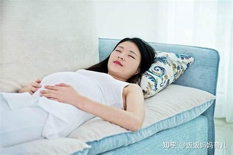 梦见已故母亲的遗体与一个陌生男人的遗体。。晚上,身体各自平躺在两座...