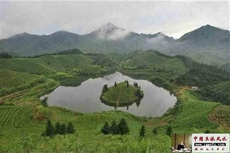 坟地风水对婚姻的影响坟头四周过高婚姻不顺？