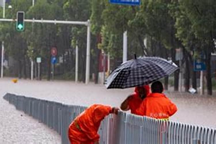 梦见洪水淹路回不了家的预兆