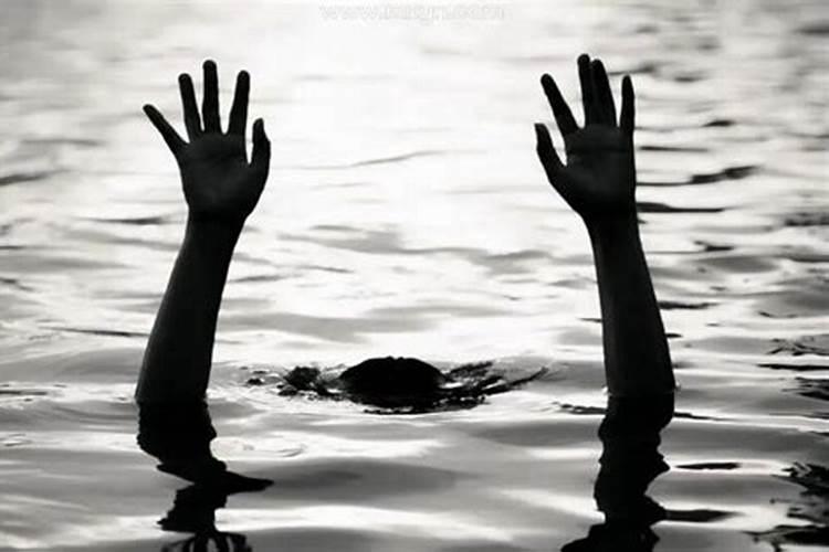 梦见别人掉在大海里淹死