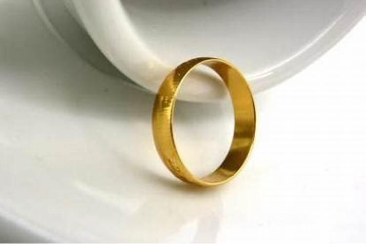 如何用金戒指和头发测算婚姻