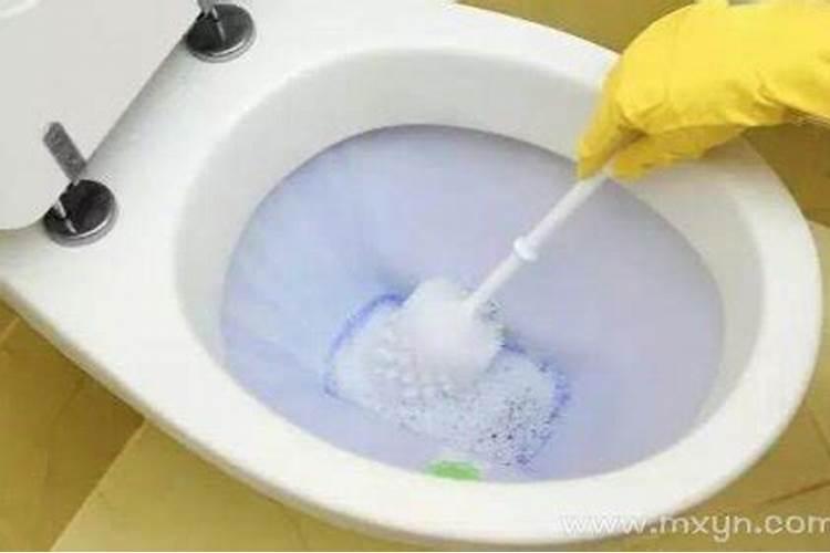 做梦梦见马桶里有清水什么意思？