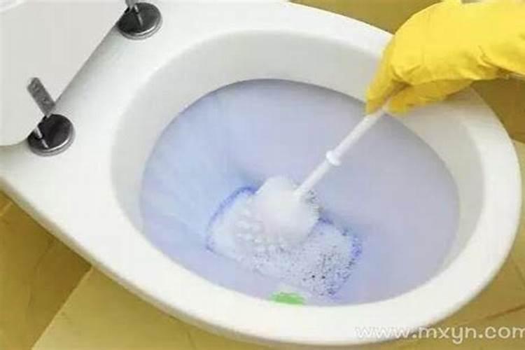 梦见马桶里满水