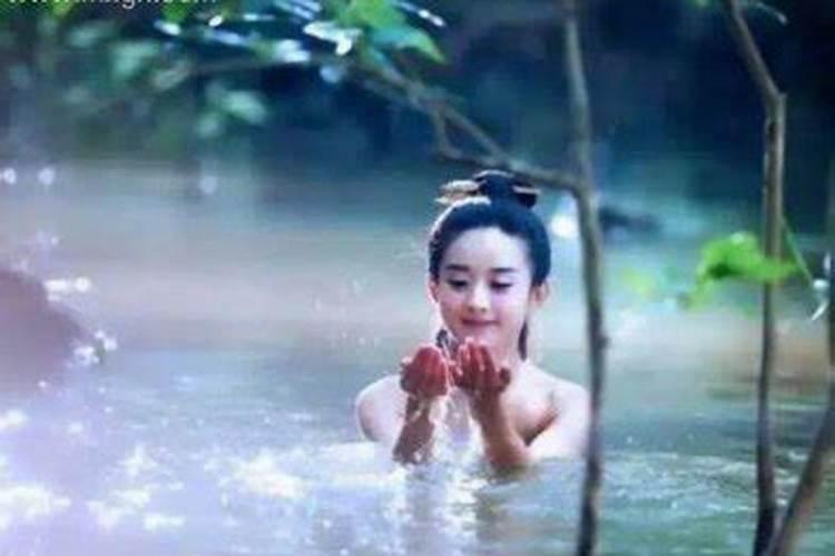 梦见自己没有穿衣服是什么意思