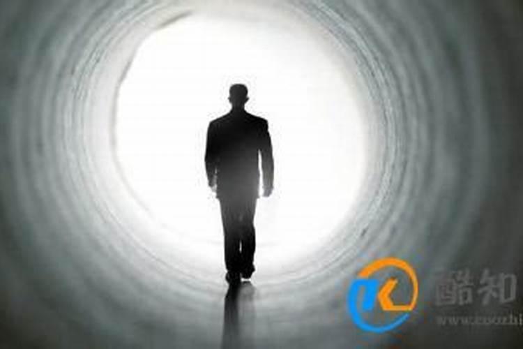 梦见老人死了又活了是什么意思？
